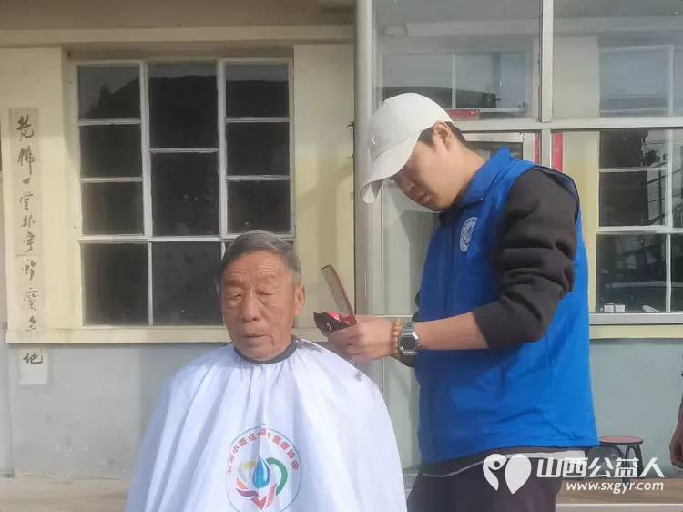 俯身为善天地宽----长治市小雨点公益志愿者协会在潞州区堠北庄街道杨暴村给大家义务理发也祝所有老人们重阳节快乐 - 第3张