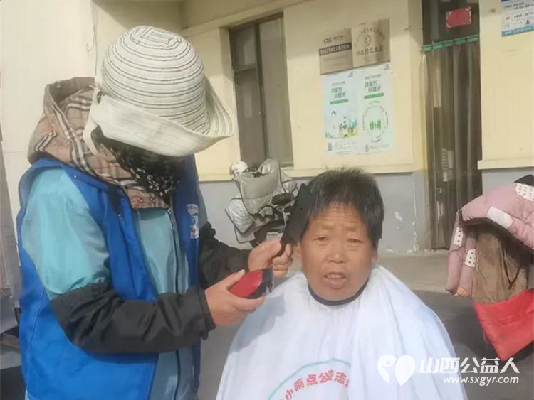俯身为善天地宽----长治市小雨点公益志愿者协会在潞州区堠北庄街道杨暴村给大家义务理发也祝所有老人们重阳节快乐 - 第4张