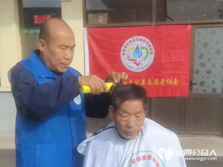 俯身为善天地宽----长治市小雨点公益志愿者协会在潞州区堠北庄街道杨暴村给大家义务理发也祝所有老人们重阳节快乐 - 第5张