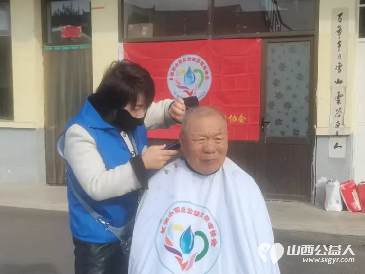 俯身为善天地宽----长治市小雨点公益志愿者协会在潞州区堠北庄街道杨暴村给大家义务理发也祝所有老人们重阳节快乐 - 第6张