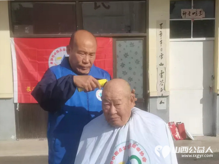俯身为善天地宽----长治市小雨点公益志愿者协会在潞州区堠北庄街道杨暴村给大家义务理发也祝所有老人们重阳节快乐 - 第7张
