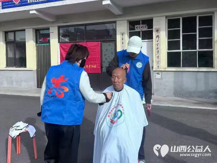 俯身为善天地宽----长治市小雨点公益志愿者协会在潞州区堠北庄街道杨暴村给大家义务理发也祝所有老人们重阳节快乐 - 第8张
