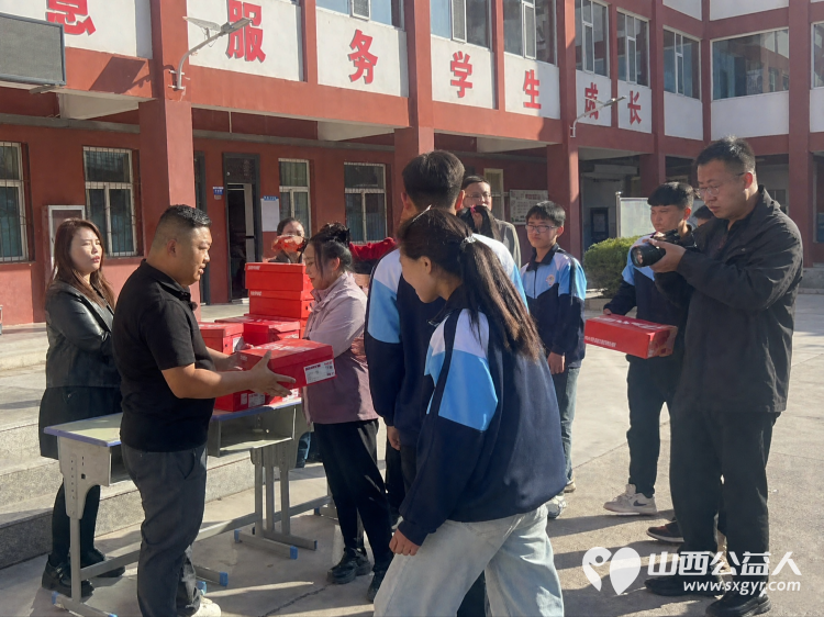 石楼县青年志愿者协会为山区孩子们捐赠新的运动鞋新鞋不仅暖在脚上更暖在心里愿孩子们在接下来的时间里赛出你们的水平和风采 - 第3张 - 山西公益人 石楼县青年志愿者协会为山区孩子们捐赠新的运动鞋新鞋不仅暖在脚上更暖在心里愿孩子们在接下来的时间里赛出你们的水平和风采 - 第3张