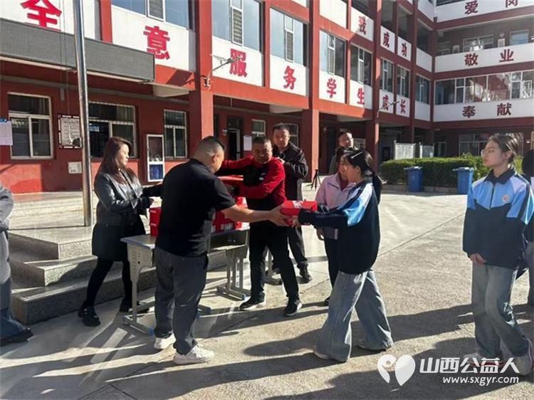 石楼县青年志愿者协会为山区孩子们捐赠新的运动鞋新鞋不仅暖在脚上更暖在心里愿孩子们在接下来的时间里赛出你们的水平和风采 - 第2张 - 山西公益人 石楼县青年志愿者协会为山区孩子们捐赠新的运动鞋新鞋不仅暖在脚上更暖在心里愿孩子们在接下来的时间里赛出你们的水平和风采 - 第2张