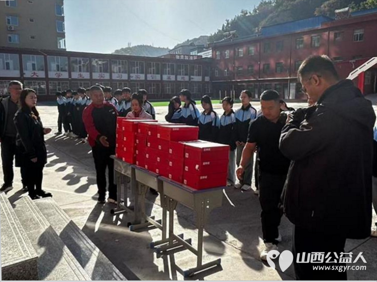 石楼县青年志愿者协会为山区孩子们捐赠新的运动鞋新鞋不仅暖在脚上更暖在心里愿孩子们在接下来的时间里赛出你们的水平和风采 - 第1张 - 山西公益人 石楼县青年志愿者协会为山区孩子们捐赠新的运动鞋新鞋不仅暖在脚上更暖在心里愿孩子们在接下来的时间里赛出你们的水平和风采 - 第1张