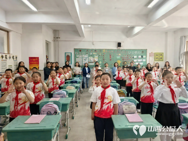 泓涵家国情怀博筑少年德行----太原市晋源区第八实验小学迎国庆“泓博”少年红歌展示活动全体师生齐聚校园以红歌润童心以旋律颂祖国以初心致韶华用最真挚的童声唱响时代赞歌 - 第9张
