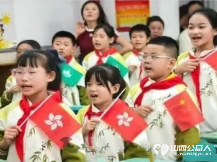 泓涵家国情怀博筑少年德行----太原市晋源区第八实验小学迎国庆“泓博”少年红歌展示活动全体师生齐聚校园以红歌润童心以旋律颂祖国以初心致韶华用最真挚的童声唱响时代赞歌 - 第4张