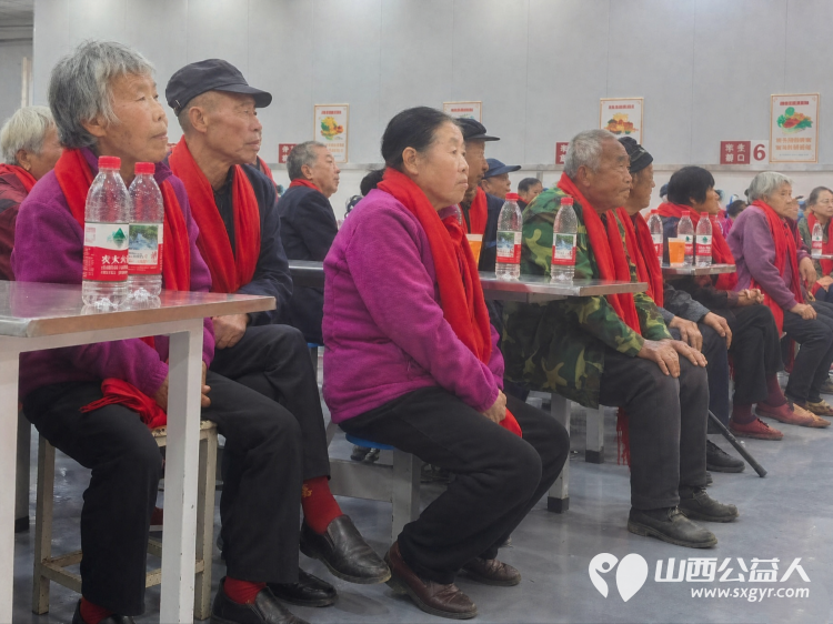 情暖九九重阳节共建和美新山湾|吕梁市中志协救援队党支部助力“德润离石,孝暖桑榆”敬老主题活动志愿者为老人们敬献温暖围巾一条围巾承载一份关怀现场暖意融融 - 第3张 - 山西公益人 情暖九九重阳节共建和美新山湾|吕梁市中志协救援队党支部助力“德润离石,孝暖桑榆”敬老主题活动志愿者为老人们敬献温暖围巾一条围巾承载一份关怀现场暖意融融 - 第3张