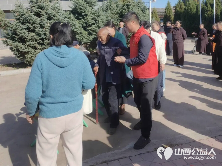 九九重阳节浓浓敬老情----繁峙县应急救援协会砂河支队走进东山敬老院志愿者们带来精彩文艺演绎为院内老人送上欢乐与节日祝福 - 第4张