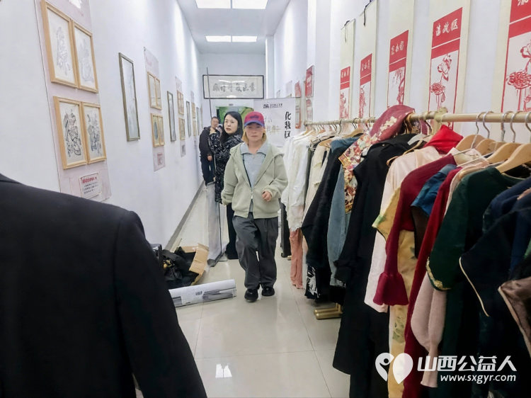 九九重阳节山西省军区社区精心组织开展了免费理发健康知识讲座免费肖像拍摄文艺节目表演等一系列重阳节暖心便民活动让老人们度过了一个温馨祥和热闹的节日 - 第6张 - 山西公益人 九九重阳节山西省军区社区精心组织开展了免费理发健康知识讲座免费肖像拍摄文艺节目表演等一系列重阳节暖心便民活动让老人们度过了一个温馨祥和热闹的节日 - 第6张