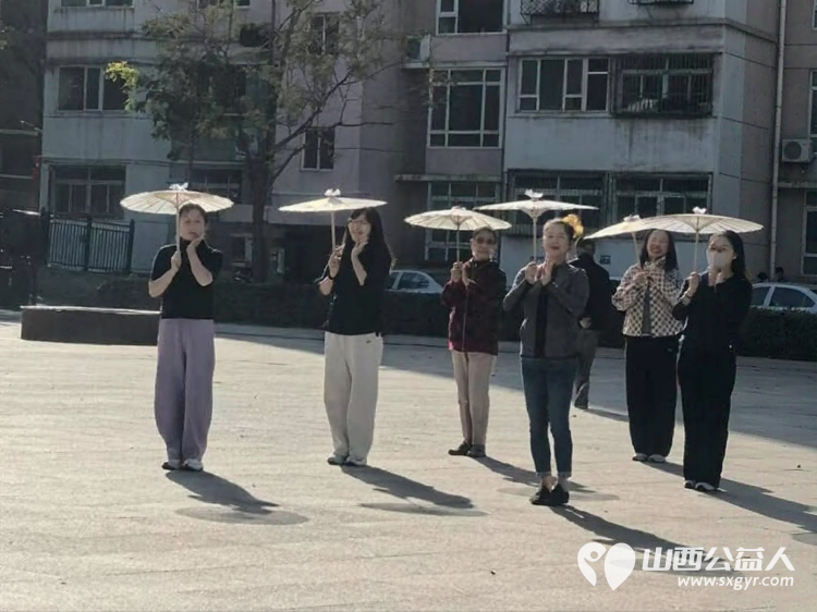 九九重阳节山西省军区社区精心组织开展了免费理发健康知识讲座免费肖像拍摄文艺节目表演等一系列重阳节暖心便民活动让老人们度过了一个温馨祥和热闹的节日 - 第7张 - 山西公益人 九九重阳节山西省军区社区精心组织开展了免费理发健康知识讲座免费肖像拍摄文艺节目表演等一系列重阳节暖心便民活动让老人们度过了一个温馨祥和热闹的节日 - 第7张