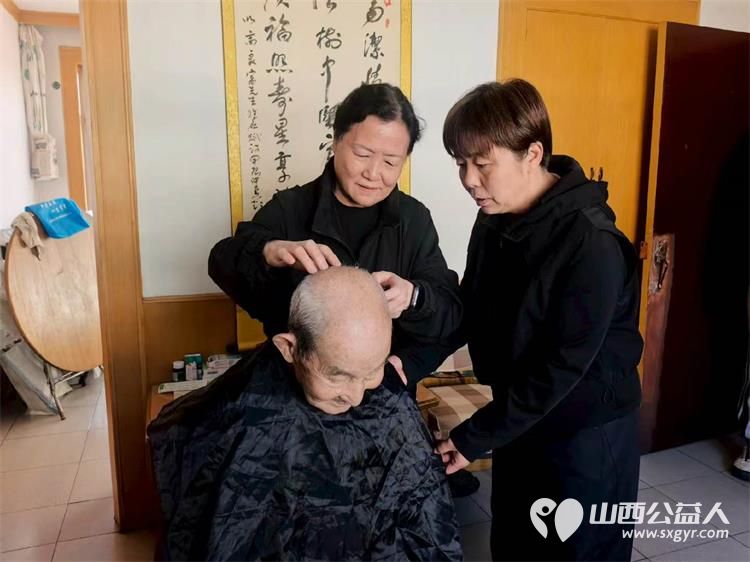 九九重阳节山西省军区社区精心组织开展了免费理发健康知识讲座免费肖像拍摄文艺节目表演等一系列重阳节暖心便民活动让老人们度过了一个温馨祥和热闹的节日 - 第4张 - 山西公益人 九九重阳节山西省军区社区精心组织开展了免费理发健康知识讲座免费肖像拍摄文艺节目表演等一系列重阳节暖心便民活动让老人们度过了一个温馨祥和热闹的节日 - 第4张