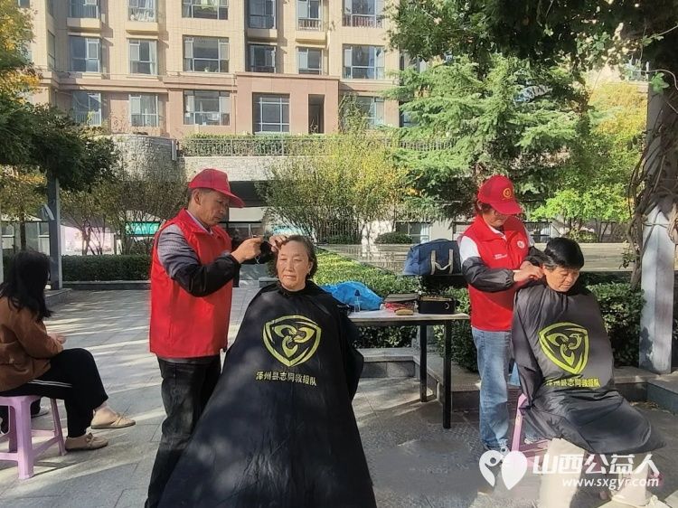 便民服务进社区温情守护夕阳红----晋城市为老服务协会联合志愿队伍走进德源新城社区开展便民惠民志愿服务活动免费义诊义务理发让社区老年群体足不出户就能享受贴心服务 - 第4张 - 山西公益人 便民服务进社区温情守护夕阳红----晋城市为老服务协会联合志愿队伍走进德源新城社区开展便民惠民志愿服务活动免费义诊义务理发让社区老年群体足不出户就能享受贴心服务 - 第4张