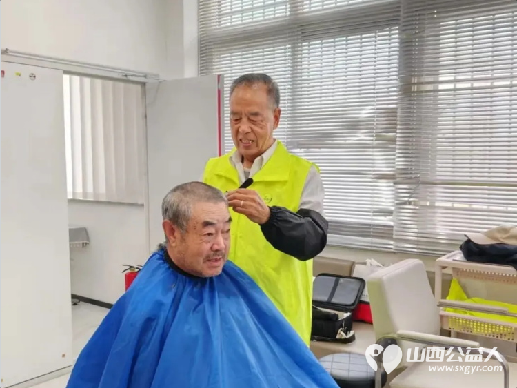 义剪传温情服务暖人心----晋城市绿丝带志愿者协会每月十六日的温暖约定如期而至暖阳义剪活动在满满的爱心中顺利开展 - 第2张