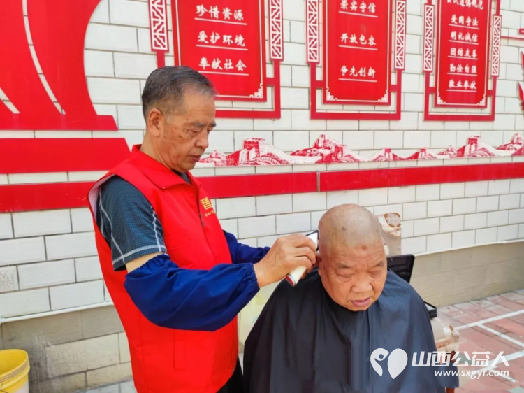 歌舞相伴暖重阳志愿服务进西巷----晋城市为老服务协会联合晋城市各志愿服务队按计划走进西巷倾情开展重阳节志愿服务活动文艺汇演+便民服务的形式陪伴辖区老人欢度佳节 - 第12张 - 山西公益人 歌舞相伴暖重阳志愿服务进西巷----晋城市为老服务协会联合晋城市各志愿服务队按计划走进西巷倾情开展重阳节志愿服务活动文艺汇演+便民服务的形式陪伴辖区老人欢度佳节 - 第12张