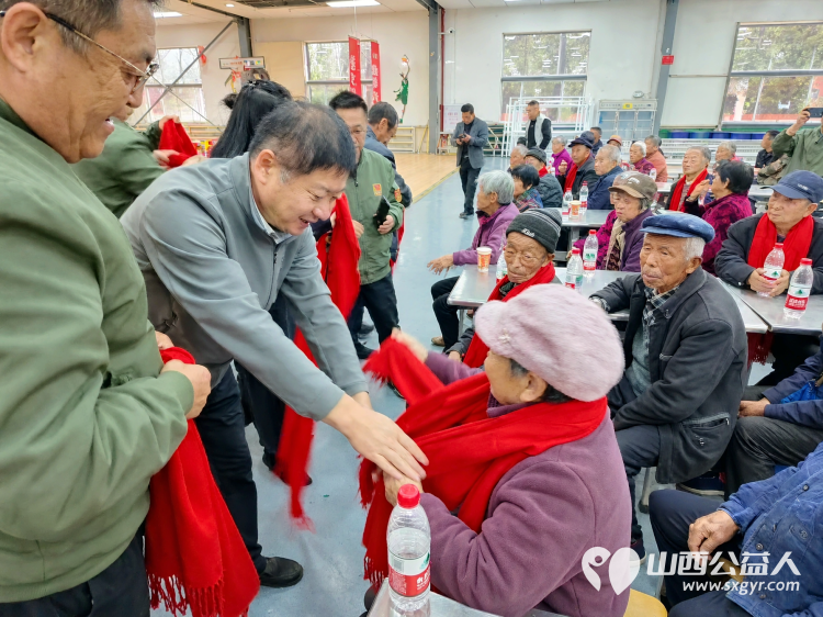 吕梁市中志协救援队、吕梁市中志协文艺宣传队走进信义镇新山湾村开展重阳节暖心活动为老人们围上鲜红的围巾送上米面油等爱心物资演出好看的文艺节目 - 第7张 - 山西公益人 吕梁市中志协救援队、吕梁市中志协文艺宣传队走进信义镇新山湾村开展重阳节暖心活动为老人们围上鲜红的围巾送上米面油等爱心物资演出好看的文艺节目 - 第7张