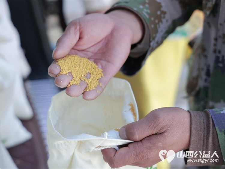 以微光汇聚暖心力量----雷锋杂志社山西太原工作部、太原市烛光志愿服务中心的志愿者们认购小米全力支持退役残疾军人自主创业奔赴清徐云华敬老院为老人们送去衣物小米等各类生活物资真挚的陪伴慰问孤寡老人 - 第2张 - 山西公益人 以微光汇聚暖心力量----雷锋杂志社山西太原工作部、太原市烛光志愿服务中心的志愿者们认购小米全力支持退役残疾军人自主创业奔赴清徐云华敬老院为老人们送去衣物小米等各类生活物资真挚的陪伴慰问孤寡老人 - 第2张
