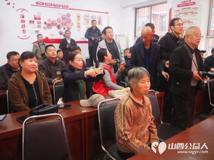 有温度的镜头----山西摄影家协会公益志愿者走进介休市城关乡下庄村为乡村老人义务拍摄幸福人像照片下庄村委为志愿服务单位赠送了锦旗 - 第20张
