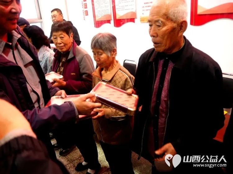 有温度的镜头----山西摄影家协会公益志愿者走进介休市城关乡下庄村为乡村老人义务拍摄幸福人像照片下庄村委为志愿服务单位赠送了锦旗 - 第23张