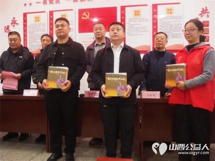 有温度的镜头----山西摄影家协会公益志愿者走进介休市城关乡下庄村为乡村老人义务拍摄幸福人像照片下庄村委为志愿服务单位赠送了锦旗 - 第7张