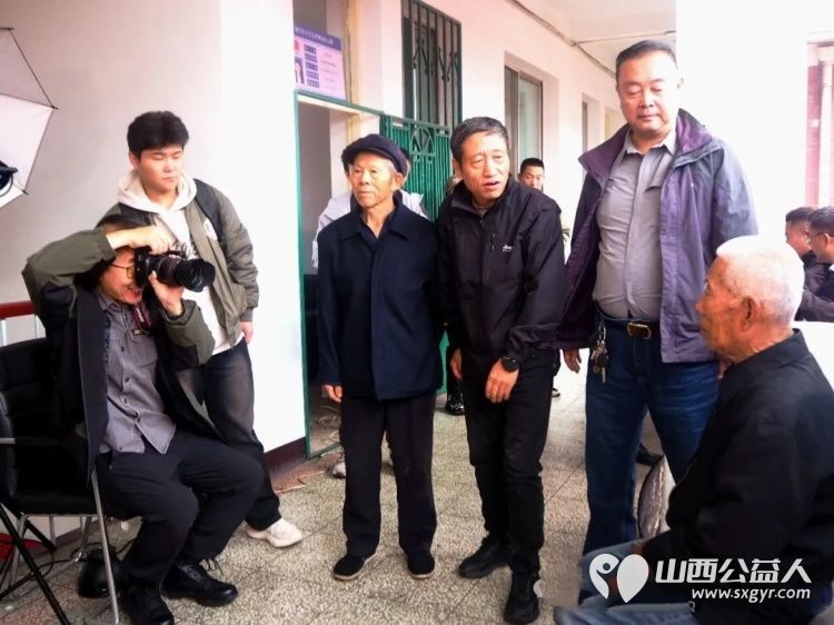 有温度的镜头----山西摄影家协会公益志愿者走进介休市城关乡下庄村为乡村老人义务拍摄幸福人像照片下庄村委为志愿服务单位赠送了锦旗 - 第19张