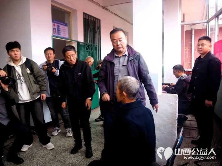 有温度的镜头----山西摄影家协会公益志愿者走进介休市城关乡下庄村为乡村老人义务拍摄幸福人像照片下庄村委为志愿服务单位赠送了锦旗 - 第16张