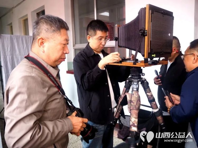 有温度的镜头----山西摄影家协会公益志愿者走进介休市城关乡下庄村为乡村老人义务拍摄幸福人像照片下庄村委为志愿服务单位赠送了锦旗 - 第15张