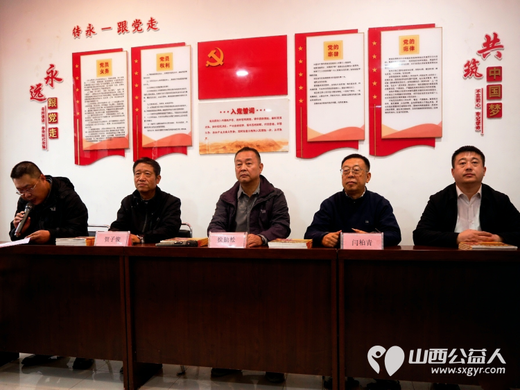 有温度的镜头----山西摄影家协会公益志愿者走进介休市城关乡下庄村为乡村老人义务拍摄幸福人像照片下庄村委为志愿服务单位赠送了锦旗 - 第3张