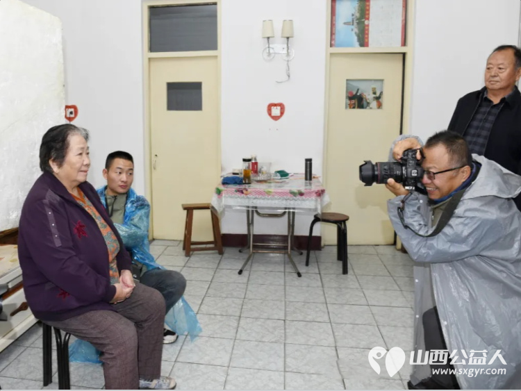 有温度的镜头----山西摄影家协会公益志愿者走进介休市城关乡下庄村为乡村老人义务拍摄幸福人像照片下庄村委为志愿服务单位赠送了锦旗 - 第18张