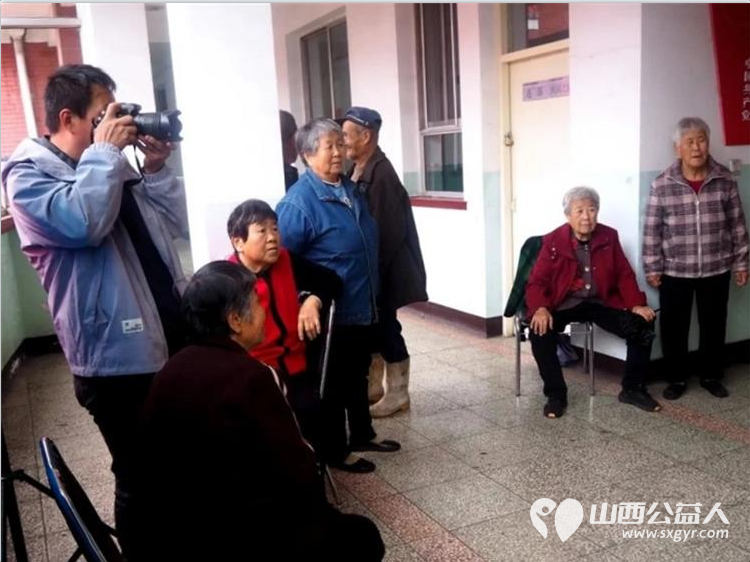 有温度的镜头----山西摄影家协会公益志愿者走进介休市城关乡下庄村为乡村老人义务拍摄幸福人像照片下庄村委为志愿服务单位赠送了锦旗 - 第13张