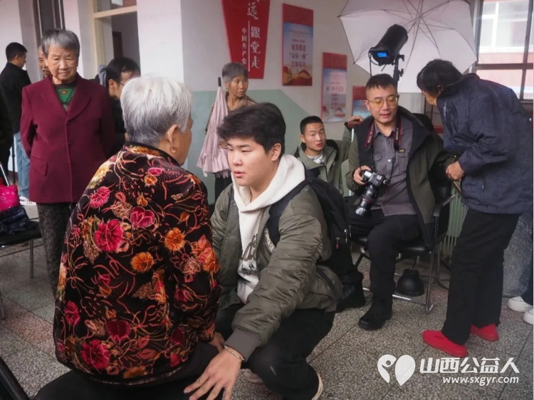 有温度的镜头----山西摄影家协会公益志愿者走进介休市城关乡下庄村为乡村老人义务拍摄幸福人像照片下庄村委为志愿服务单位赠送了锦旗 - 第14张