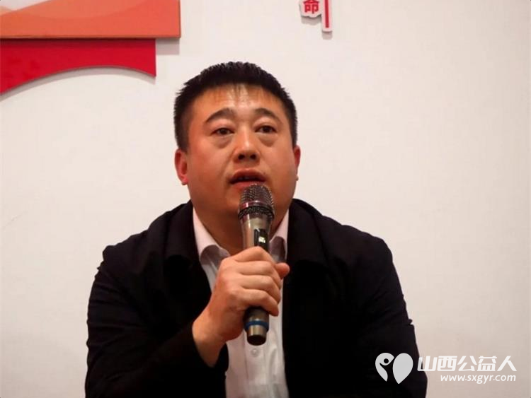 有温度的镜头----山西摄影家协会公益志愿者走进介休市城关乡下庄村为乡村老人义务拍摄幸福人像照片下庄村委为志愿服务单位赠送了锦旗 - 第5张