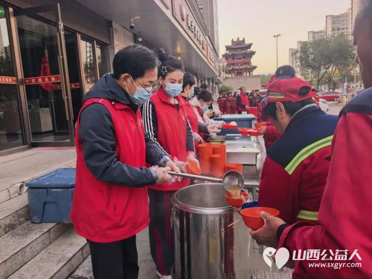 政协委员开放日|盐湖区政协提案委第一联组委员们走进志愿一线共赴暖心之约参与早餐发放将一份份早餐送到环卫工人手中用点滴善行温暖盐湖大地 - 第6张 - 山西公益人 政协委员开放日|盐湖区政协提案委第一联组委员们走进志愿一线共赴暖心之约参与早餐发放将一份份早餐送到环卫工人手中用点滴善行温暖盐湖大地 - 第6张