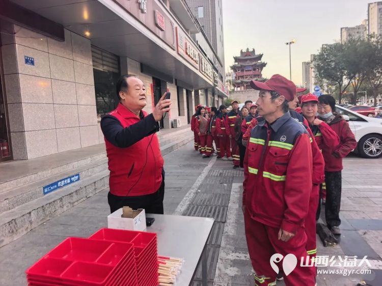 政协委员开放日|盐湖区政协提案委第一联组委员们走进志愿一线共赴暖心之约参与早餐发放将一份份早餐送到环卫工人手中用点滴善行温暖盐湖大地 - 第3张 - 山西公益人 政协委员开放日|盐湖区政协提案委第一联组委员们走进志愿一线共赴暖心之约参与早餐发放将一份份早餐送到环卫工人手中用点滴善行温暖盐湖大地 - 第3张