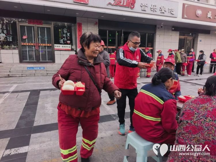 政协委员开放日|盐湖区政协提案委第一联组委员们走进志愿一线共赴暖心之约参与早餐发放将一份份早餐送到环卫工人手中用点滴善行温暖盐湖大地 - 第5张 - 山西公益人 政协委员开放日|盐湖区政协提案委第一联组委员们走进志愿一线共赴暖心之约参与早餐发放将一份份早餐送到环卫工人手中用点滴善行温暖盐湖大地 - 第5张