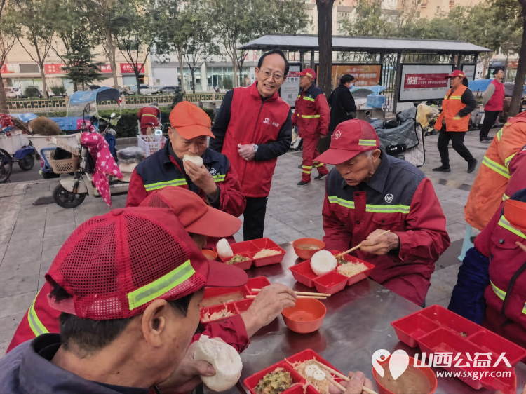 政协委员开放日|盐湖区政协提案委第一联组委员们走进志愿一线共赴暖心之约参与早餐发放将一份份早餐送到环卫工人手中用点滴善行温暖盐湖大地 - 第4张 - 山西公益人 政协委员开放日|盐湖区政协提案委第一联组委员们走进志愿一线共赴暖心之约参与早餐发放将一份份早餐送到环卫工人手中用点滴善行温暖盐湖大地 - 第4张