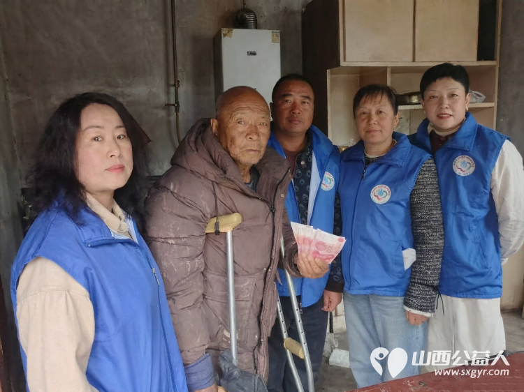 长治市小雨点公益志愿者协会思源组帮扶潞州区马厂镇故驿村75岁摔伤独居老人协会和志愿者为老人送上了1200元的现金资助 - 第1张