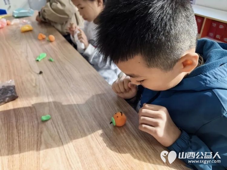 秋暮遇霜降巧做黏土柿----吕梁市离石区青年志愿者协会儿童服务站开展霜降主题公益课堂带领孩子们邂逅晚秋感知传统动手制作创意黏土柿子 - 第6张