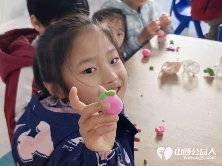 秋暮遇霜降巧做黏土柿----吕梁市离石区青年志愿者协会儿童服务站开展霜降主题公益课堂带领孩子们邂逅晚秋感知传统动手制作创意黏土柿子 - 第5张