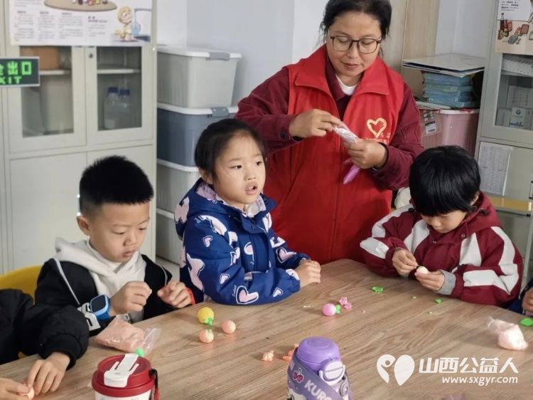 秋暮遇霜降巧做黏土柿----吕梁市离石区青年志愿者协会儿童服务站开展霜降主题公益课堂带领孩子们邂逅晚秋感知传统动手制作创意黏土柿子 - 第4张