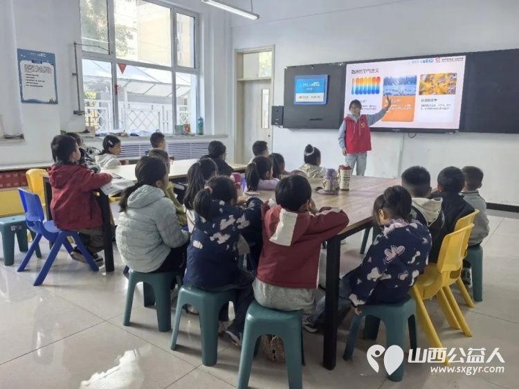 秋暮遇霜降巧做黏土柿----吕梁市离石区青年志愿者协会儿童服务站开展霜降主题公益课堂带领孩子们邂逅晚秋感知传统动手制作创意黏土柿子 - 第2张