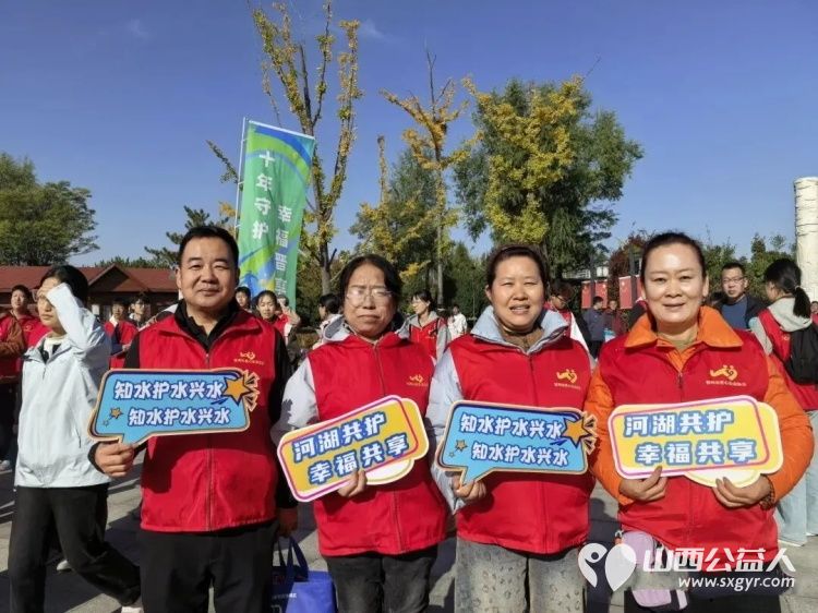 志愿护河奔跑同行----忻州市爱心公益协会组织50余名志愿者助力幸福河湖马拉松公益活动沿途认真捡拾河岸枯枝落叶白色垃圾与各类杂物细致清理河道整治河岸环境卫生 - 第5张