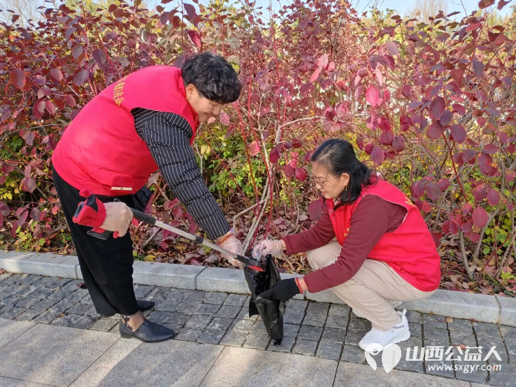 志愿护河奔跑同行----忻州市爱心公益协会组织50余名志愿者助力幸福河湖马拉松公益活动沿途认真捡拾河岸枯枝落叶白色垃圾与各类杂物细致清理河道整治河岸环境卫生 - 第15张