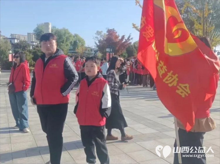 志愿护河奔跑同行----忻州市爱心公益协会组织50余名志愿者助力幸福河湖马拉松公益活动沿途认真捡拾河岸枯枝落叶白色垃圾与各类杂物细致清理河道整治河岸环境卫生 - 第10张