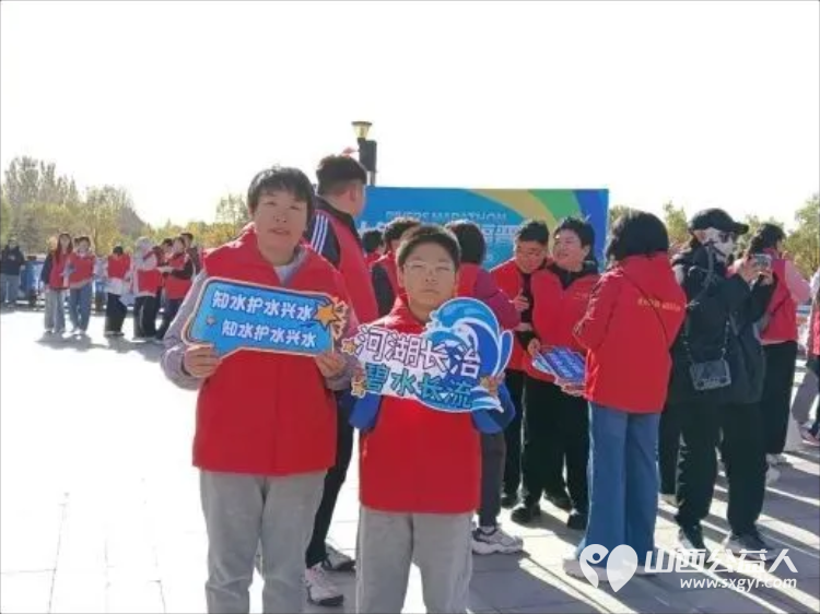 志愿护河奔跑同行----忻州市爱心公益协会组织50余名志愿者助力幸福河湖马拉松公益活动沿途认真捡拾河岸枯枝落叶白色垃圾与各类杂物细致清理河道整治河岸环境卫生 - 第8张