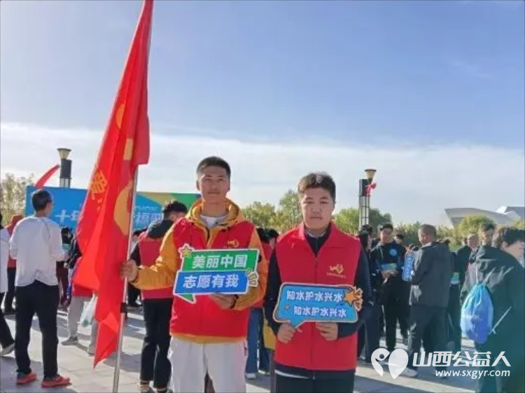 志愿护河奔跑同行----忻州市爱心公益协会组织50余名志愿者助力幸福河湖马拉松公益活动沿途认真捡拾河岸枯枝落叶白色垃圾与各类杂物细致清理河道整治河岸环境卫生 - 第7张