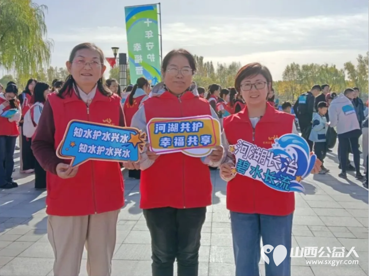 志愿护河奔跑同行----忻州市爱心公益协会组织50余名志愿者助力幸福河湖马拉松公益活动沿途认真捡拾河岸枯枝落叶白色垃圾与各类杂物细致清理河道整治河岸环境卫生 - 第6张