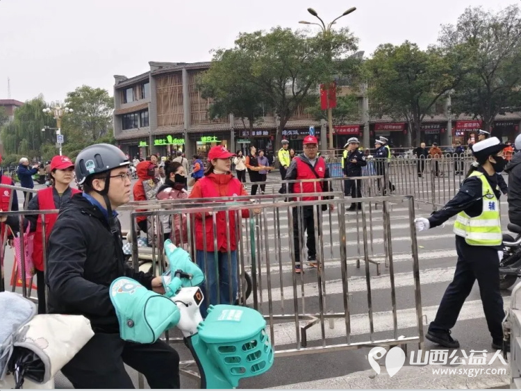 志愿护航马拉松温情守护文明路----临汾半程马拉松开跑临汾市文明交通志愿者协会组织志愿者配合交警开展交通保障志愿服务在鼓楼至水厂十字岗为赛事保驾护航 - 第2张 - 山西公益人 志愿护航马拉松温情守护文明路----临汾半程马拉松开跑临汾市文明交通志愿者协会组织志愿者配合交警开展交通保障志愿服务在鼓楼至水厂十字岗为赛事保驾护航 - 第2张