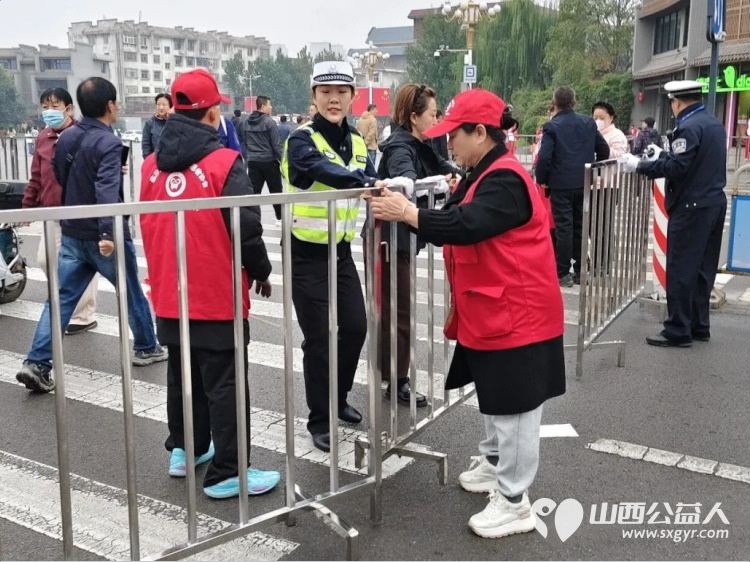 志愿护航马拉松温情守护文明路----临汾半程马拉松开跑临汾市文明交通志愿者协会组织志愿者配合交警开展交通保障志愿服务在鼓楼至水厂十字岗为赛事保驾护航 - 第5张 - 山西公益人 志愿护航马拉松温情守护文明路----临汾半程马拉松开跑临汾市文明交通志愿者协会组织志愿者配合交警开展交通保障志愿服务在鼓楼至水厂十字岗为赛事保驾护航 - 第5张