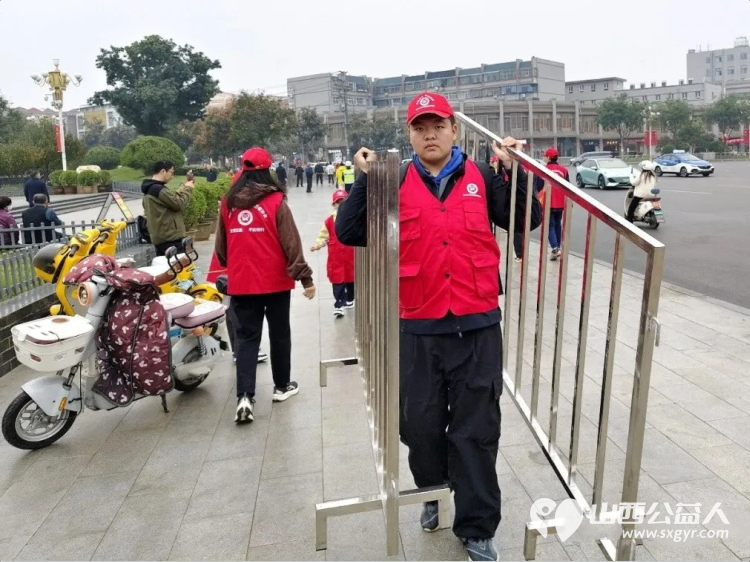 志愿护航马拉松温情守护文明路----临汾半程马拉松开跑临汾市文明交通志愿者协会组织志愿者配合交警开展交通保障志愿服务在鼓楼至水厂十字岗为赛事保驾护航 - 第13张 - 山西公益人 志愿护航马拉松温情守护文明路----临汾半程马拉松开跑临汾市文明交通志愿者协会组织志愿者配合交警开展交通保障志愿服务在鼓楼至水厂十字岗为赛事保驾护航 - 第13张